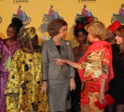 Su Majestad la Reina conversa con la presidenta de la Fundación Mujeres por África, María Teresa Fernández de la Vega, antes de acceder al cine Callao